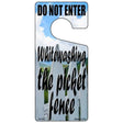 White Washing The Picket Fence Novelty Metal Door Hanger DH-061